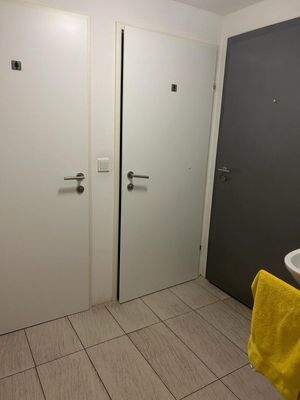 2 getrennte Toiletten