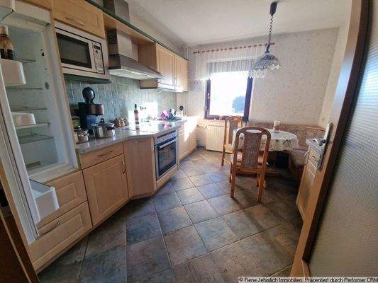 Küche mit Einbauküche