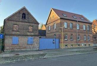 Straßenansicht Wohnhaus u. Nebengebäude