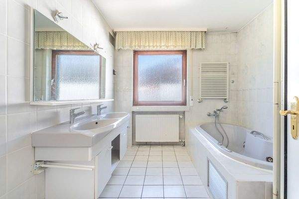 Badezimmer mit Badewanne und Dusche im Obergeschoss