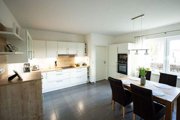 moderne Küche mit schönem Sitzbereich (1)