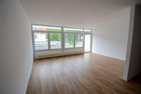 Wohn-/Esszimmer mit Balkonzugang