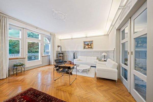 Wohnzimmer im klassischen Altbaustil mit KaminKaminzimmer