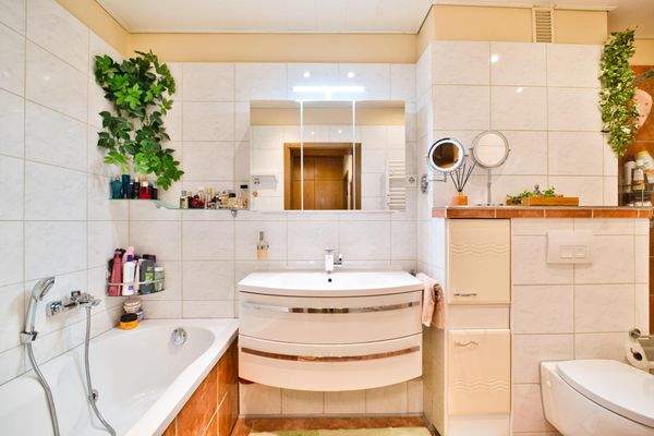 Badezimmer (Dusche & Wanne)