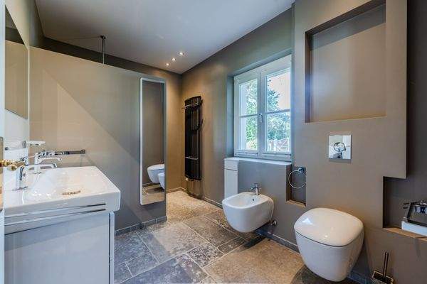 Bathroom on the first floor with shower and bidet