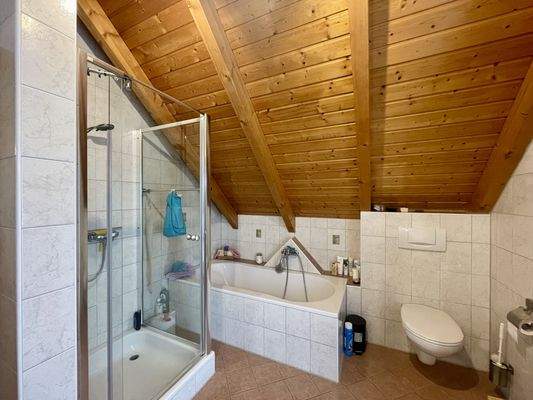 Bad mit Dusche Badewanne im OG