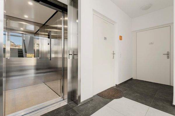 Stiegenhaus mit Lift