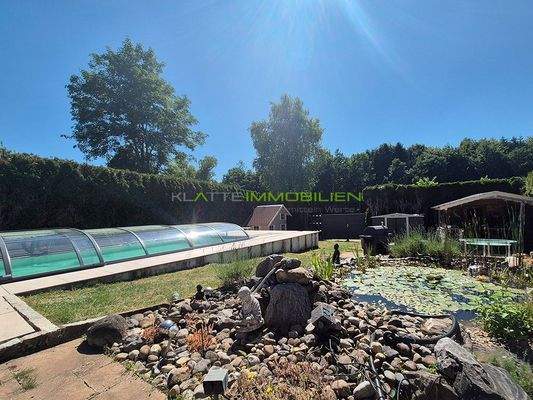 Garten mit Fischteich und Pool