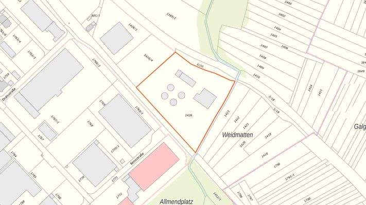 Das Grundstück befindet sich in einer Randlage mit perfekter Anbindung und kaum Nachbarn