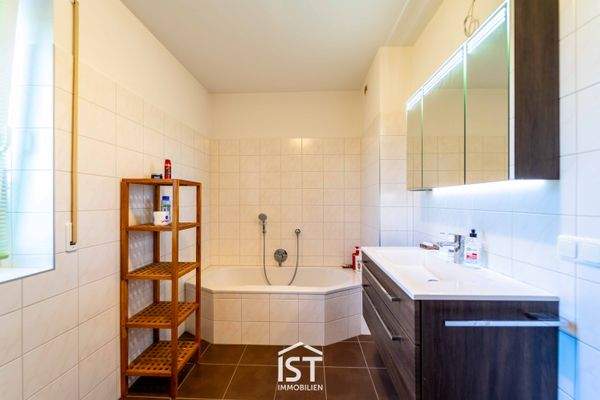 Bad mit Dusche und Wanne