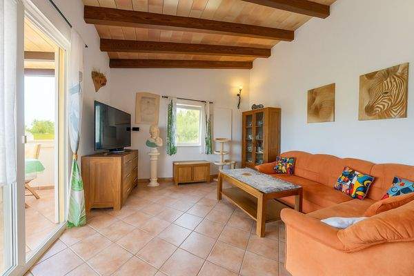 Wohnbereich mit Zugang zur Terrasse