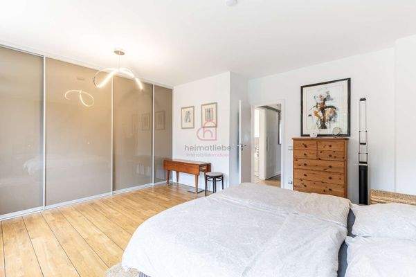 Schlafzimmer mit Einbauschränken im Obergeschoss