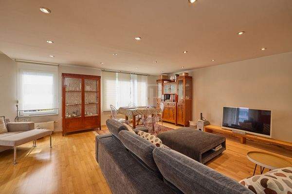 Großer Wohn- /Essbereich mit Zugang zum Balkon II