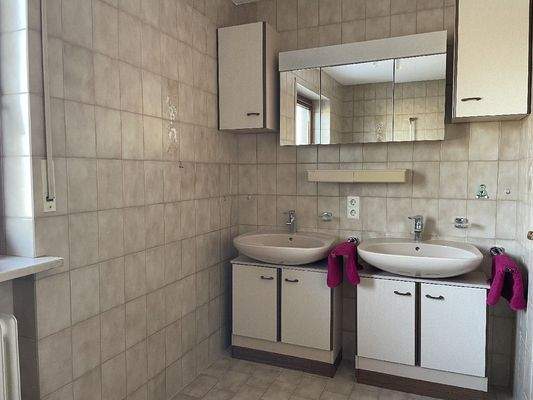 mit Doppelwaschbecken