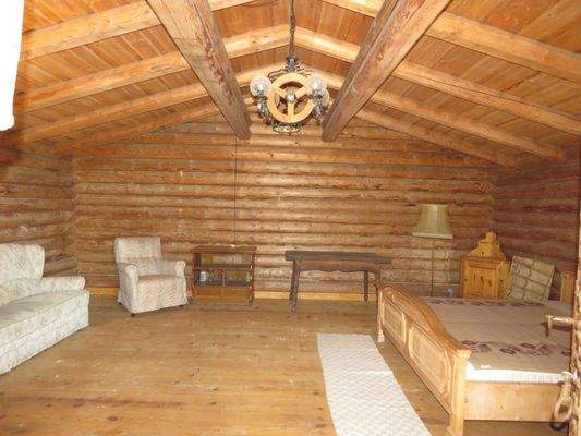 Sichtdachstuhl in der Blockhütte 