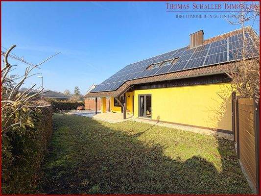 Außenansicht: Garten, Terrasse, PV-Anlage (2019)