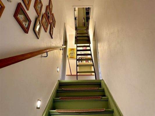 Treppenaufgang ins Ober- und Dachgeschoss