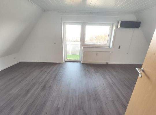 Whg. 2: Wohn- /Esszimmer mit Zugang zum Balkon Bild 1