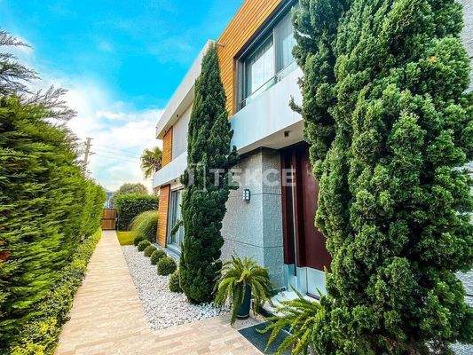 Detached Villa with Pool in Çeşme İzmir Close to Ilıca Beach