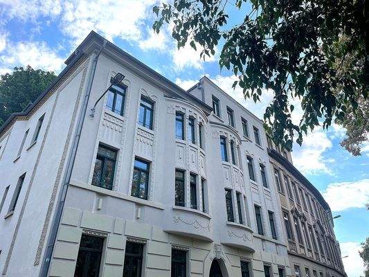 Altbau mit restaurierter Fassade