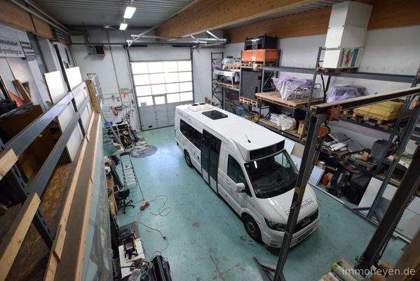 Halle mit Rolltor im Erdgeschoss