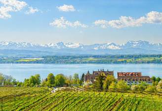 Blick auf Schloss Kirchberg, Bodensee und Alpen