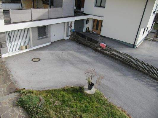 Blick zum Vorplatz vor dem Haus