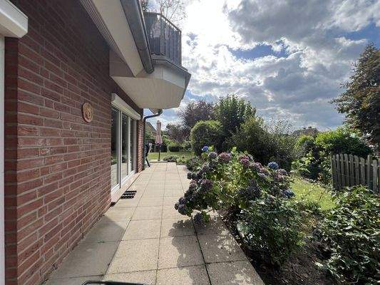 Seitliche Terrasse mit Garten