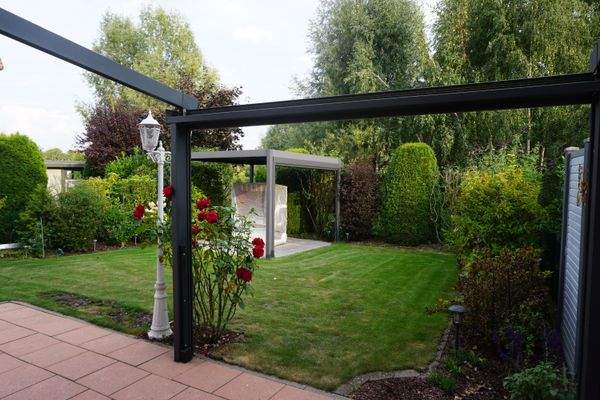 Außenbereich mit zwei Terassenbereichen