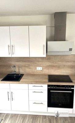 Einbauküche mit elektrischen Geräten