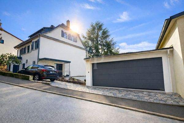 Straßenansicht mit zwei Stellplätzen und zwei Garagenplätzen