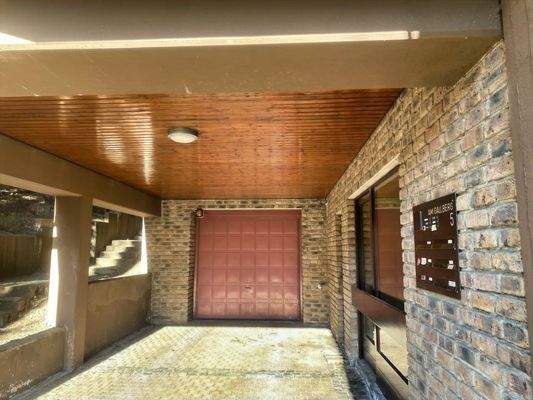 Hauseingang und Tiefgarage