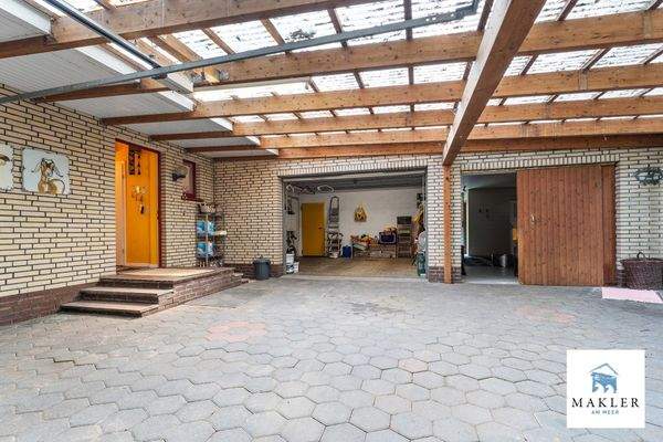 überdachter Hintereingang