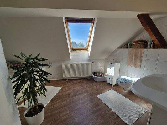 2. Wohnung - DG: Bad mit Wanne