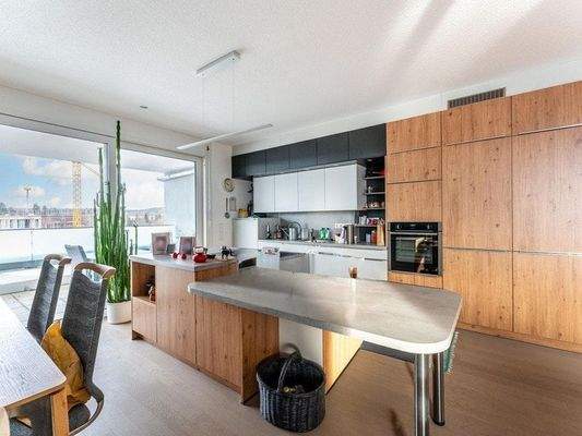 offene Küche mit Zugang zum Balkon