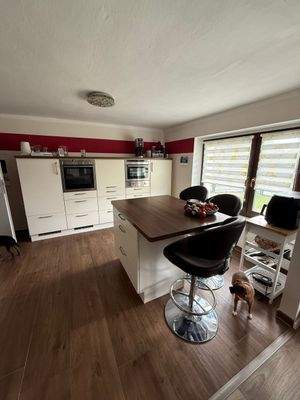 Moderne Küche mit Kochinsel