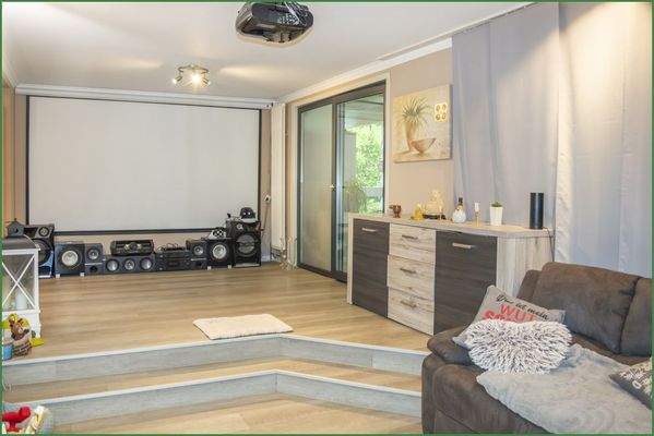 Wohnzimmer mit Blick auf den Eingang zum Wintergarten