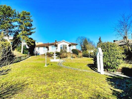 Ein Zuhause in sonnenverwöhnter Lage auf einem Traumgrundstück mit Weitblick