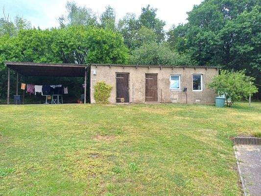 Nebengebäude mit Carport