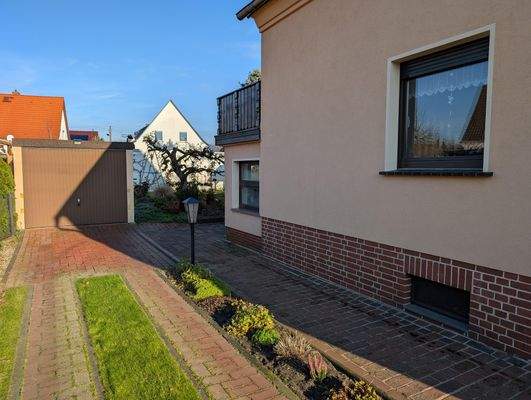 Einfahrt mit Fertiggarage