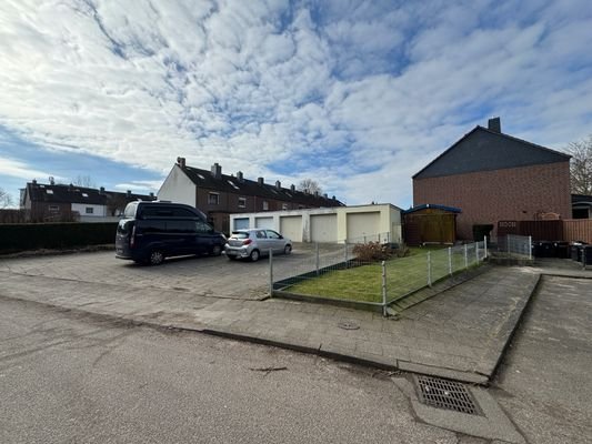 Ansicht der Reihenhausanlage von der Straße 