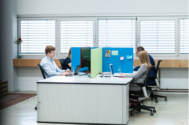 Schreibtischplatz mit Besprechungsraum