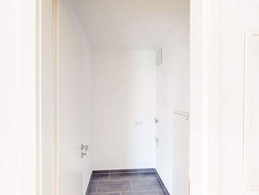 Abstellraum mit Waschmaschinenanschluss