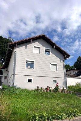 Hausansicht mit Garten