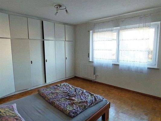 großes Schlafzimmer im EG