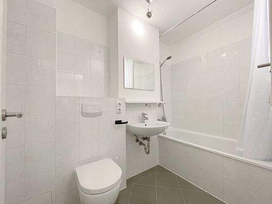 Großes weißes Badezimmer