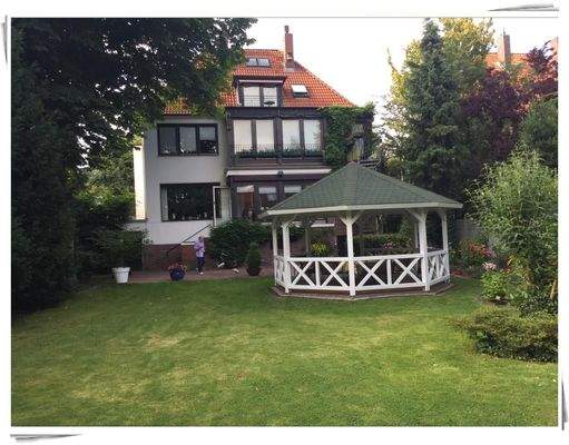 Garten mit Pavillion