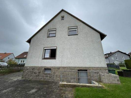 Giebelansicht mit Kellereingang