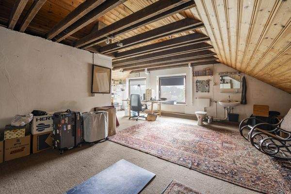 mit Sanitäreinrichtung