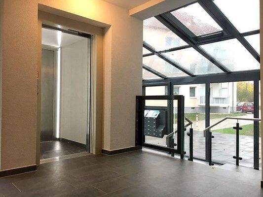 Treppenhaus mit Aufzug